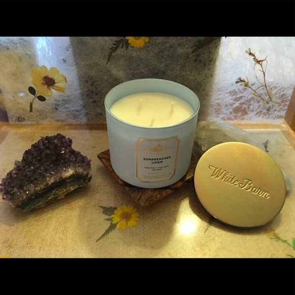 SUNDRENCHED LINEN Scented Candle. With natural essentials oils